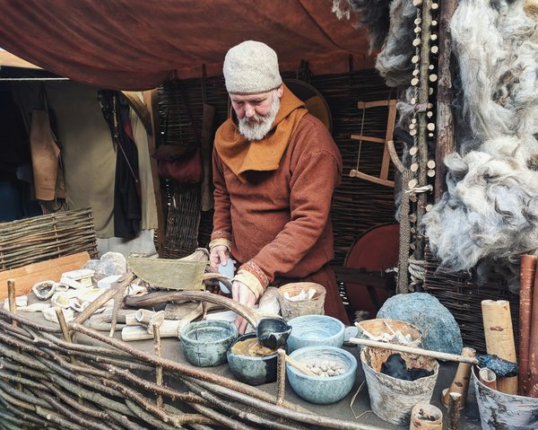 How can families participate in free medieval fairs in Warwick?