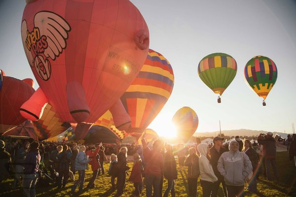 What are the best holiday rentals in Bristol for hot air balloon festival enthusiasts?