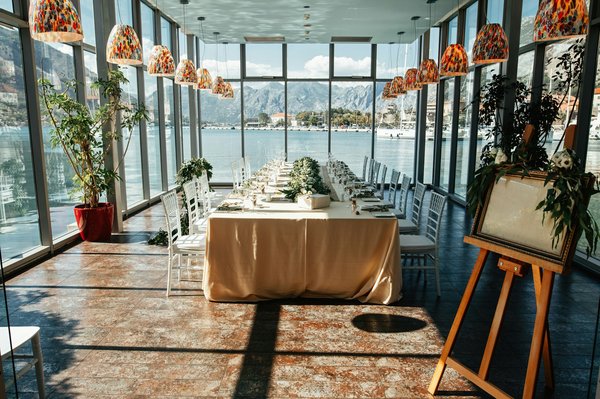 What are the best venues for live folk music in Belfast?